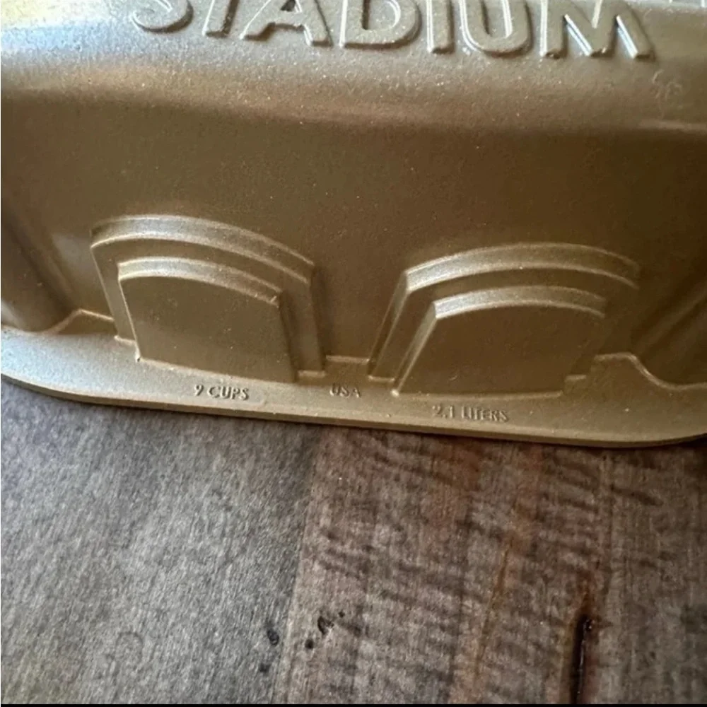 Unused Williams Sonoma Nordic Ware Stadium Bundt Cake Pan - Gold - 9 cup
